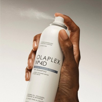 Olaplex Shampoo A Secco N.4D - 250 Ml
Uno shampoo secco leggero che assorbe il sebo senza lasciare residui polverosi.
