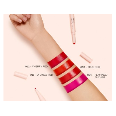 Matita Labbra Contouring & Rossetto Brillante. n. 011 - Orange Red.
LIPSTICK: 0,8 g - .028 oz LIP PENCIL: 0,2 g - .007 oz