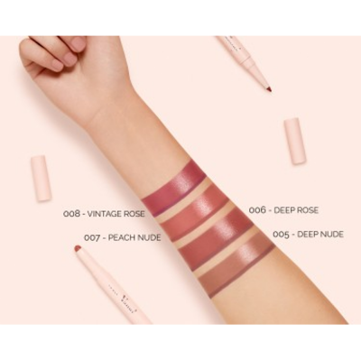 Matita Labbra Contouring & Rossetto Brillante. n. 006 - Deep Rose.
LIPSTICK: 0,8 g - .028 oz LIP PENCIL: 0,2 g - .007 oz