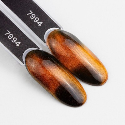 Estrosa smalto semipermanente Cat' Eyes - Leo 7 ml
Colore rame con molteplici sfumature cangianti.